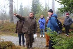Die natürliche Waldentwicklung unterm Lusen, erklärt von Nationalpark-Ranger Roland Ertl, faszinierte die Teilnehmer der Pressereise. (Foto: Gregor Wolf/Nationalpark Bayerischer Wald)