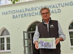 Nationalparkleiter Dr. Franz Leibl mit der neuen Naturschutz-Broschüre. (Foto: Nationalpark Bayerischer Wald)