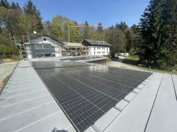 Während der Neubau des Speisesaals im Jugendwaldheim noch andauert, konnte die dortige Photovoltaik-Anlage jüngst in Betrieb gehen. (Foto: Johannes Dick/Nationalpark Bayerischer Wald)