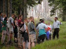 Auf dutzenden Bürgerwanderungen erklärte Sinner die Nationalparkphilosophie „Natur Natur sein lassen“. (Foto: Nationalpark Bayerischer Wald)