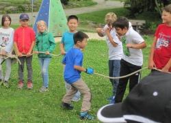 Spielerisch natürliche Zusammenhänge begreifen stand für die chinesischen Gäste bei Aktivitäten am Jugendwaldheim im Vordergrund – zusammen mit Schülern aus Niederbayern.  (Foto: Nationalpark Bayerischer Wald)