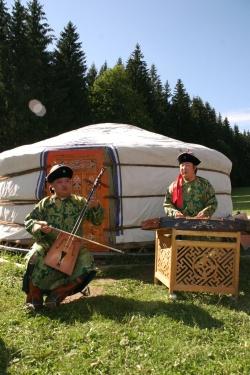 Mongolische Musiker vor der Jurte im Wildniscamp am Falkenstein.