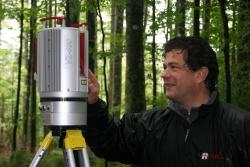 Nikolaus Studnicka von der österreichischen Firma Riegl erklärt die Arbeitsweise eines terrestrischen Laserscanners zur Aufnahme von Waldstrukturen.
Foto: Rainer Pöhlmann