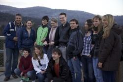 Die deutsch-tschechische Studentengruppe auf dem Baumwipfelpfad. Links: Prof. Dr. Andreas Michler