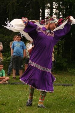 Eine junge Frau in traditioneller Tracht Westsibiriens beim Besuch im Wildniscamp am Falkenstein in Zwieslerwaldhaus vor zwei Jahren.