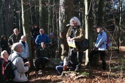 Gespannt lauschen die zahlreichen Teilnehmer der mythologischen Wanderung durch den Nationalpark den Erzählungen von Mythenforscher Jakob Wünsch (zweiter von rechts). (Foto: Lukas Laux)