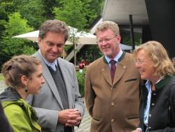 Glaskünstlerin Magdalena Paukner, Nationalparkleiter Dr. F. Leibl, Umweltminister Dr. M. Huber und Gattin