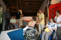Der Leiter des Hans-Eisenmann-Hauses, Stefan Vießmann (3 v.l.) führte die Führungsteilnehmer durch die auch für Rollstuhlfahrer nutzbaren neuen Ausstellungen