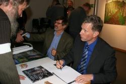 Karl Friedrich Sinner und Dr. Marco Heurich signierten eifrig ihre zahlreich gewünschten Bücher anlässlich der Präsentation im Hans-Eisenmann-Haus