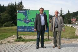 Die Nationalparkleiter Dr. Franz Leibl (li) und Jirí Mánek anlässlich des ersten gemeinsamen Treffens unter der neuen Führung des Nationalparks Šumava in Modrava