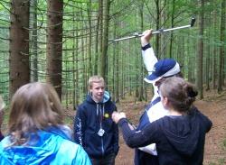 Auch die Telemetrie, wie sie normalerweise bei besenderten Wildtieren im Nationalpark Bayerischer Wald angewendet wird, stand auf dem Programm der Schüler bei ihrem Aufenthalt im Jugendwaldheim Wessely Haus