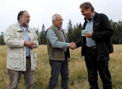 Klaus Büchler (l.) und Georg Pletl (Mitte) bedanken sich mit einem gläsernen Pflasterstein bei „Schachten-Hausherr“ Leibl für die gute Zusammenarbeit