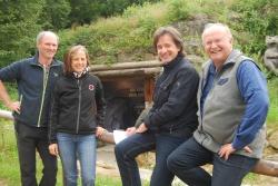 Freuen sich über die barrierefreie Umgestaltung der Steinzeithöhle zum Jubiläum: Reinhold Gaisbauer (von links), Maria Hußlein, Frank Henzler und Hans Kiener (Bild: NPV)