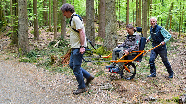 If you want to an off-road tour, the parking area at Lusen National Park Centre offers a free loan hiking wheelchair (Photo: Hermann Schoyerer).