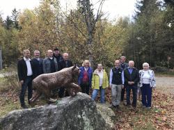 Ein Höhepunkt der Finissage der Ausstellung "Lynx" war die Enthüllung der Bronzestatue von Luchs Luna. (Foto: Nationalpark Bayerischer Wald)