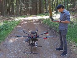 Rajan Paudyal vom Technologiecampus Freyung mit der Hightech-Drohne, die nach Fichten sucht, die mit dem Buchdrucker befallenen sind (Foto: Peter Hofmann /Nationalpark Bayerischer Wald).
