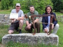 Bei der Einweihung der Luchs-Skulptur: Reinhold Gaisbauer (von links), Stefan Neuberger und Frank Henzler. (Foto: Gregor Wolf/Nationalparkverwaltung Bayerischer Wald).