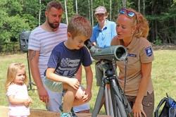 Bei Rangerin Alena Lettenmaier lag der Startpunkt der Weltreise mit dem Schwarzspecht. Über das Fernrohr mussten die Kinder ein Tier am Waldrand entdecken.