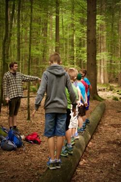 Die Bildungsarbeit mit Kindern wie hier im Waldspielgelände bei Spiegelau gehört zu den Aufgabenschwerpunkten der Commerzbank-Umweltpraktikanten. (Foto: Irene Gianordoli/Nationalpark Bayerischer Wald)