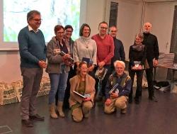 Für viele Jahre ehrenamtliche Arbeit wurden neun Waldführer von Nationalparkleiter Dr. Franz Leibl (links) und Umweltbildungsreferent Lukas Laux (rechts) ausgezeichnet. (Foto: Peter Auerbeck)