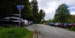 Viele Wanderparkplätze sind derzeit regelmäßig, oft schon am Vormittag,bis auf den letzten Platz gefüllt, wie hier am Parkplatz Wistlberg bei Finsterau. (Foto: Annette Nigl/Nationalpark Bayerischer Wald)
