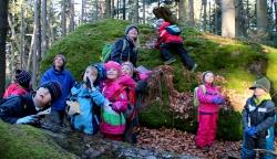 Herbstferien im Nationalpark – das ist Bastelspaß und Waldabenteuer, zu dem alle Kinder herzlich eingeladen sind. (Foto NPV Bayerischer Wald)